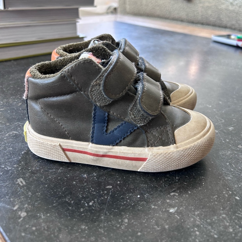 Victoria Tribu Leather high top - size 24 (US toddler 8)
